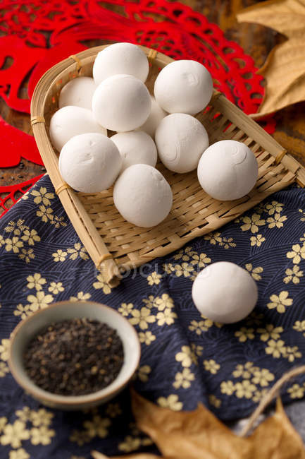 Vista de cerca de deliciosas bolas de arroz glutinoso chino tradicional en contenedor de mimbre - foto de stock