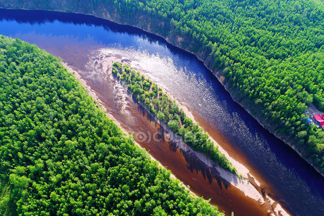 Vista aerea del bellissimo fiume con isola e piante verdi che crescono sulla riva nella giornata di sole — Foto stock
