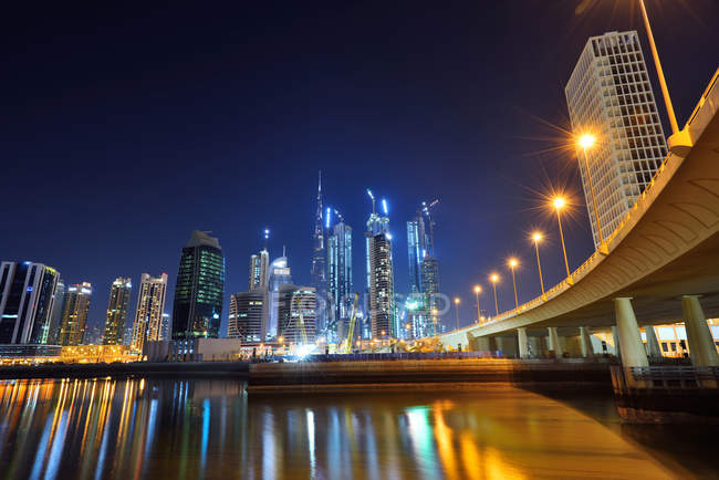 Vista de bajo ángulo de Dubai Business Bay Panorama por la noche - foto de stock