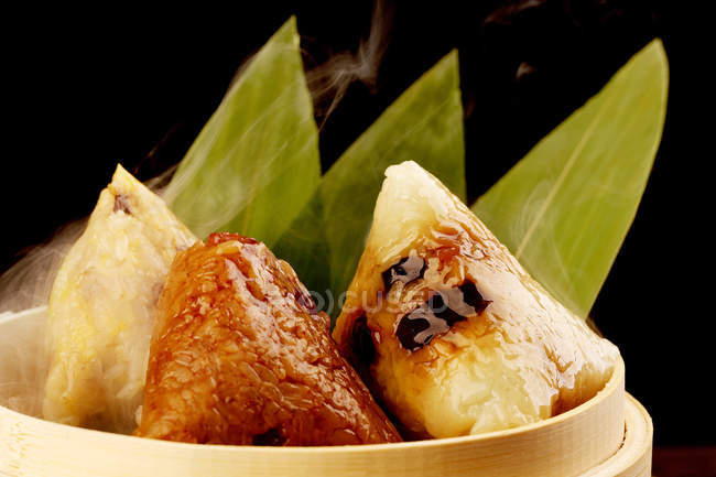 Vista da vicino del delizioso riso glutinoso avvolto in foglie di bambù — Foto stock