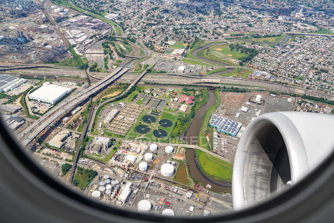 Surplombant la terre et la zone urbaine depuis l'avion — Photo de stock