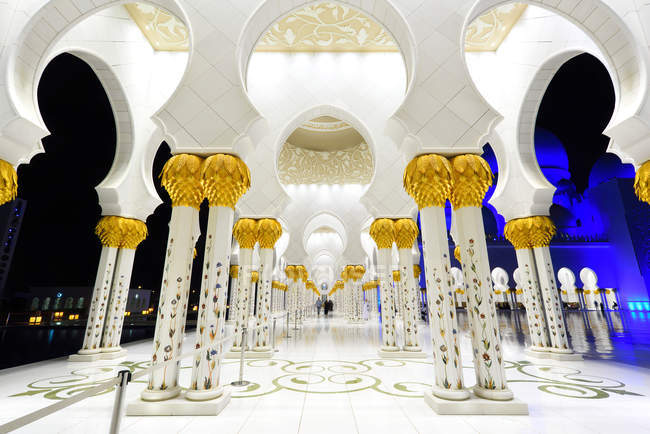 Абу-Даби, ОАЭ - 5 октября 2016 года: Большая мечеть шейха Заида в Абу-Даби, ОАЭ — стоковое фото