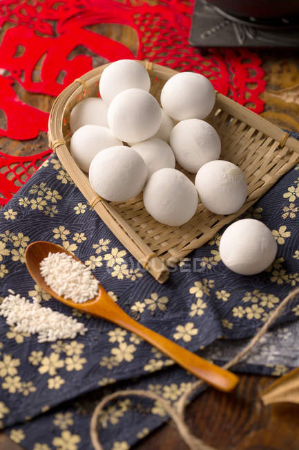 Vue rapprochée de délicieuses boulettes de riz gluant et de graines de sésame sur la table — Photo de stock