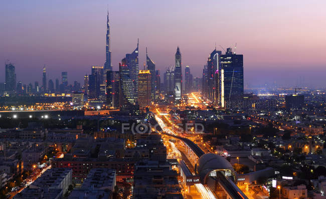 Vista aérea del increíble horizonte urbano de Dubai por la noche - foto de stock