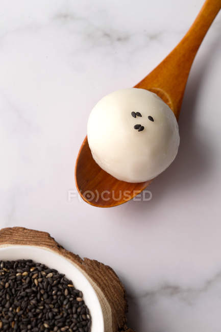 Vista superior de la cuchara de madera con la bola de arroz glutinoso para el festival de la linterna - foto de stock