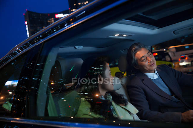 Glücklich asiatische Paar Reiten im Auto am Abend — Stockfoto