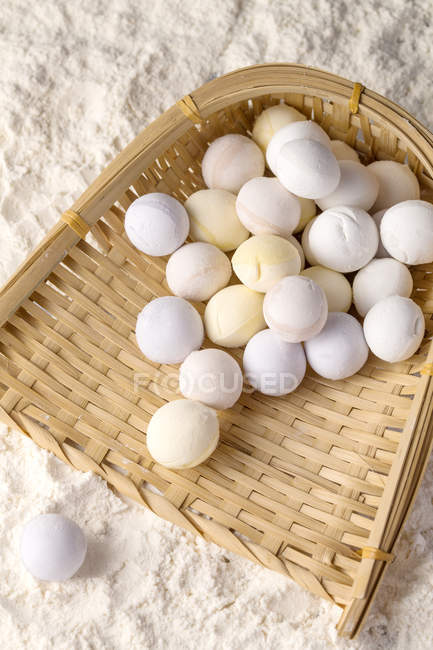 Vista ravvicinata delle tradizionali palline di riso glutinoso cinese sulla farina — Foto stock