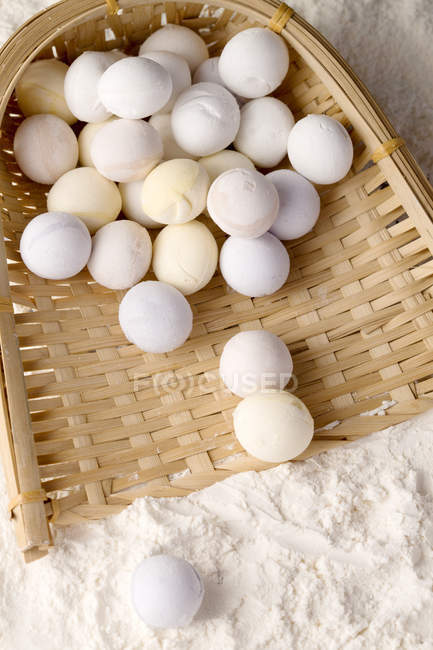 Vista de cerca de las tradicionales bolas de arroz glutinoso chino en la harina - foto de stock