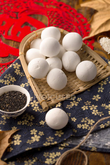 Nahaufnahme von köstlichen klebrigen Reisbällchen und Sesam auf dem Tisch — Stockfoto