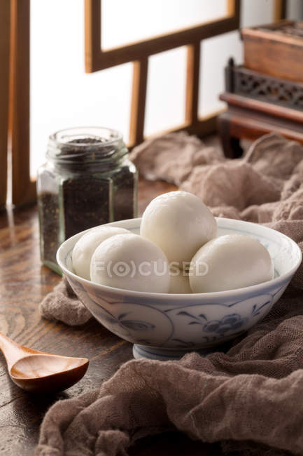 Vista de cerca del tazón con deliciosas bolas de arroz glutinoso - foto de stock