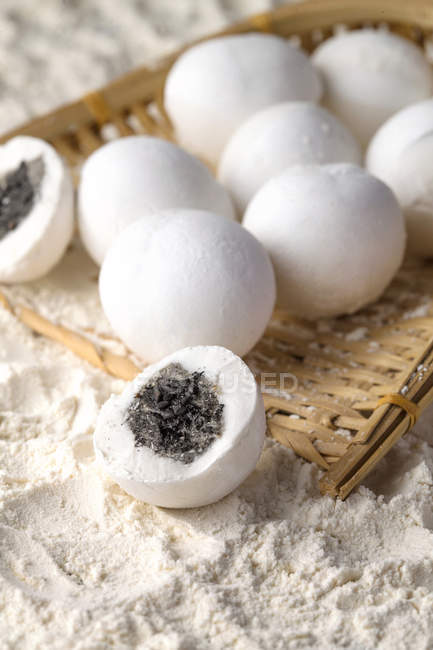 Traditional chinese glutinous rice balls with sesame seeds on flour — Stock Photo