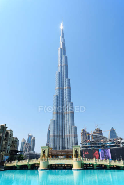 DUBAI, EMIRADOS ARAB UNIDOS - 7 de outubro de 2016: Downtown Dubai com a torre Burj Khalifa, a estrutura artificial mais alta do mundo — Fotografia de Stock