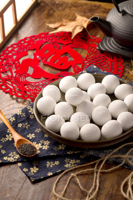 Deliciosas bolas de arroz glutinoso chinês tradicional e sementes de gergelim na mesa — Fotografia de Stock