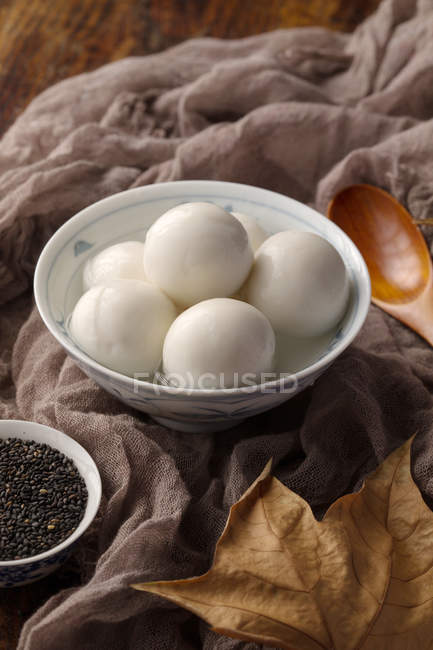 Vista de cerca de deliciosas bolas de arroz glutinoso chino tradicional en un tazón - foto de stock