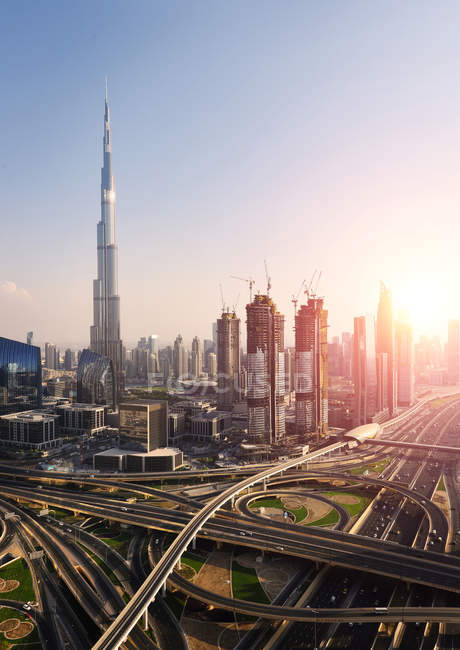 DUBAI, ÉMIRATS ARABES UNIS - 7 octobre 2016 : Centre-ville de Dubaï avec la tour Burj Khalifa, la plus haute structure artificielle au monde — Photo de stock