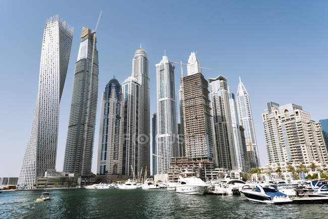 Dubaï, Émirats arabes unis - 6 oct. 2016 : Bâtiments futuristes à Dubai Marina . — Photo de stock