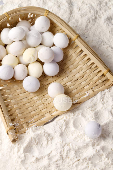 Вид сверху на вкусные клейкие рисовые шарики на плетеной тарелке — стоковое фото