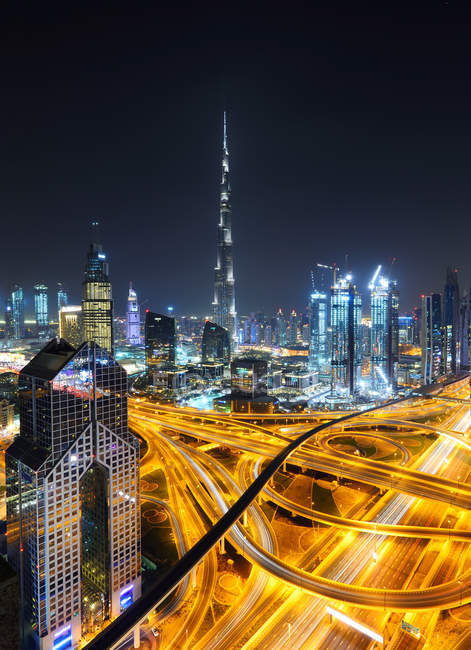 DUBAI, ÉMIRATS ARABES UNIS - 7 oct. 2016 : La tour Burj Khalifa la nuit, la plus haute structure artificielle au monde, mesurant 828 m . — Photo de stock
