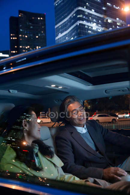 Feliz asiático casal equitação no carro no noite — Fotografia de Stock
