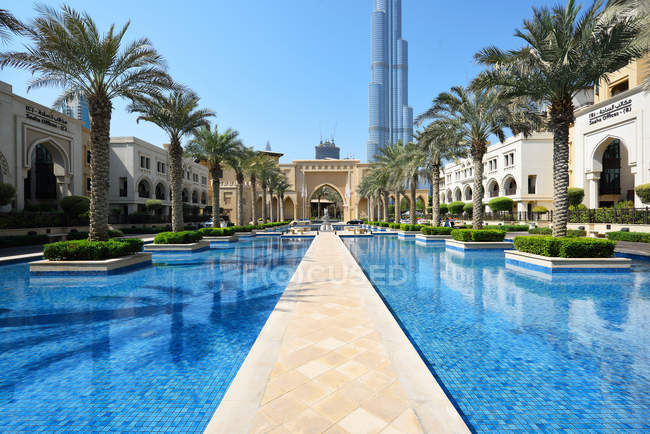 Dubai, Emiratos Árabes Unidos - Oct 7, 2016: dubai downtown with burj khalifa tower - foto de stock