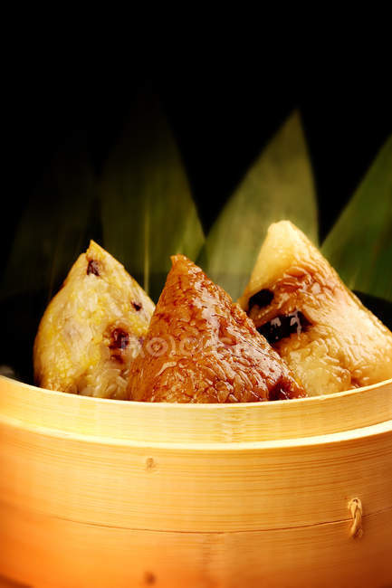Vista de cerca del delicioso arroz glutinoso envuelto en hojas de bambú - foto de stock