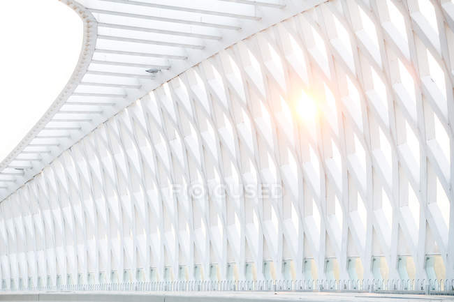 Baixo ângulo de visão da arquitetura moderna ponte branca da estrada de Pequim — Fotografia de Stock