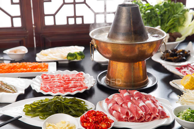 Vista close-up de pratos com carne, camarão, legumes e panela de cobre quente, conceito prato de atrito — Fotografia de Stock