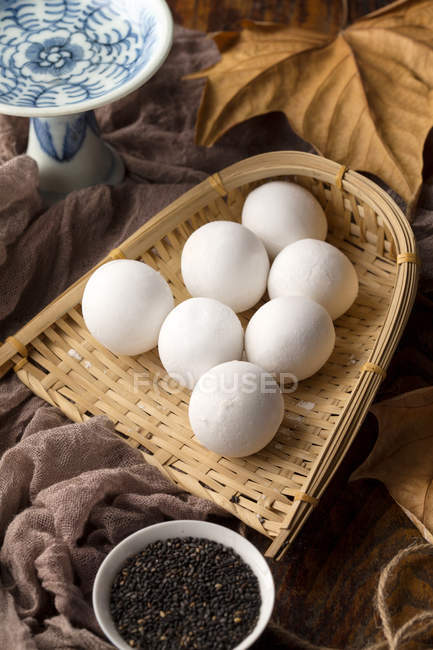 Вид сверху на вкусные клейкие рисовые шарики на плетеной тарелке — стоковое фото