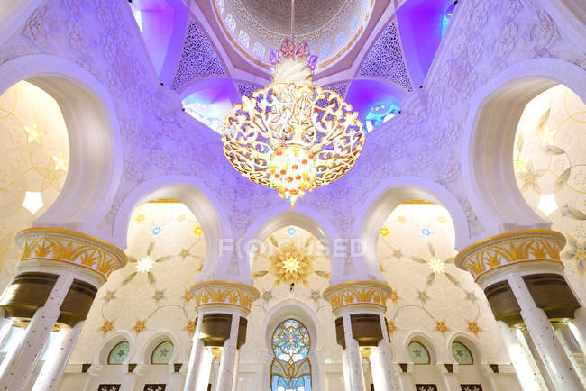 Abu Dhabi, Emiratos Árabes Unidos - 5 de octubre de 2016: Mezquita Sheikh Zayed en Abu Dhabi, Emiratos Árabes Unidos - foto de stock