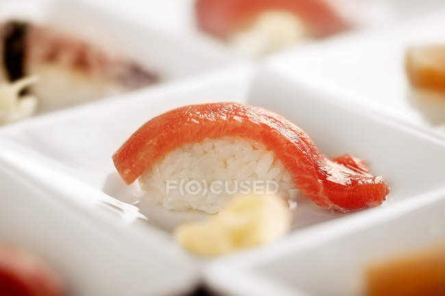 Vista de perto da deliciosa cozinha japonesa, sushi em recipiente branco, foco seletivo — Fotografia de Stock