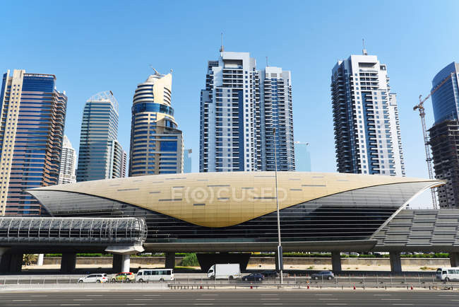 Вид на линию метро и городские здания в Дубае — стоковое фото