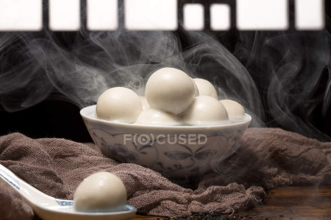 Vue rapprochée du bol avec des boules de riz gluantes chaudes sur la table — Photo de stock