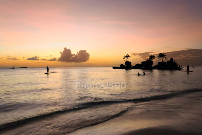 Hermosa puesta de sol en la playa en la isla de Boracay en Filipinas - foto de stock