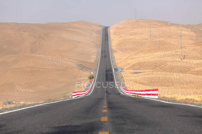 Пустыня Синьцзян шоссе в пустыне в солнечный день — стоковое фото