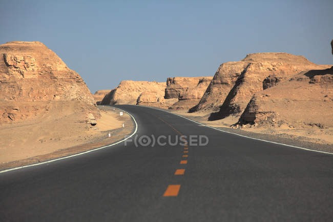 Route asphaltée vide et de beaux rochers dans le désert de gobi, province de Qinghai, Chine — Photo de stock