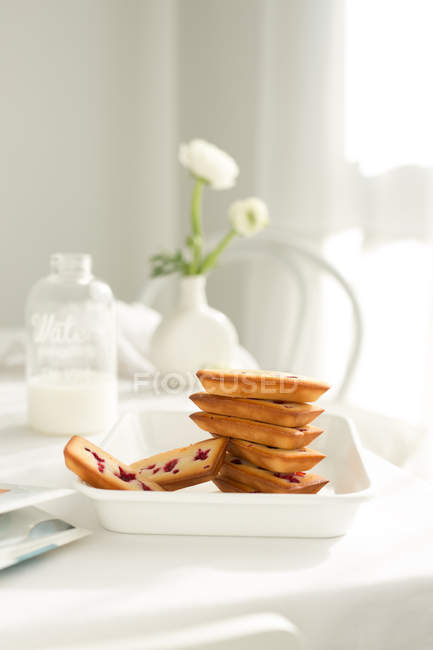 Nahaufnahme von leckerem süßen Frühstück auf weißem Tisch — Stockfoto