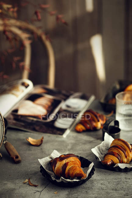 Nahaufnahme frischer Gourmet-Croissants auf grauem Tisch, selektiver Fokus — Stockfoto