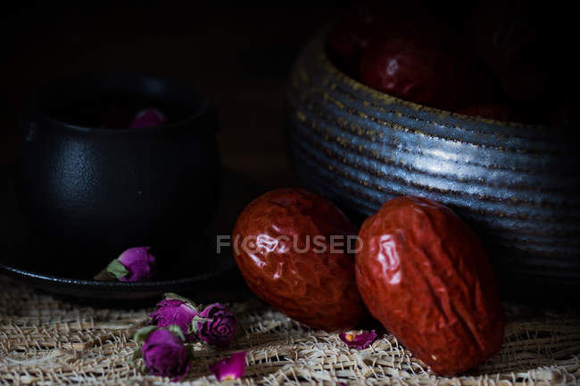 Вид крупним планом на червоні здорові ягоди джуджуба на дерев'яному столі — стокове фото