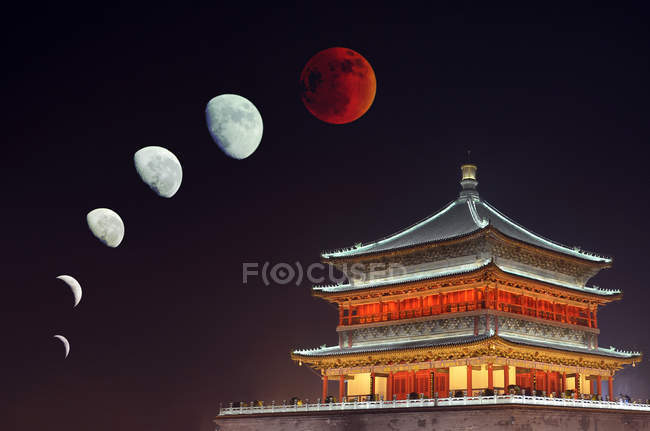 Shaanxi xian torre sineira e majestosa lua no céu noturno — Fotografia de Stock