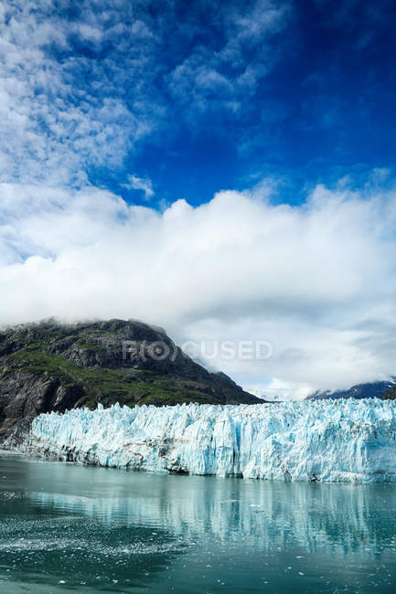 Изумительный природный вид на величественный айсберг на Аляске — стоковое фото