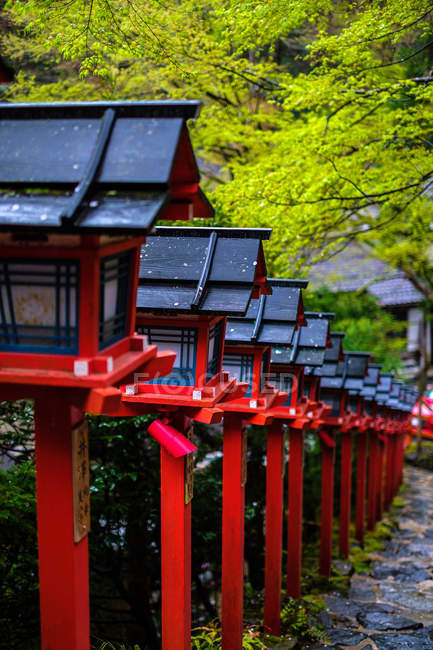 Традиционная японская архитектура в святилище Киото, Киото, Япония — стоковое фото