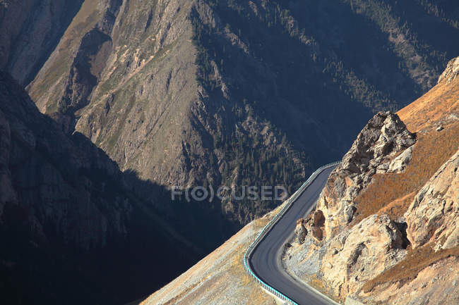 Aerial view of winding Osaka road in majestic mountains — Stock Photo
