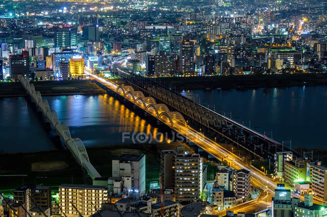Increíble vista aérea de Japón la ciudad de Osaka por la noche - foto de stock
