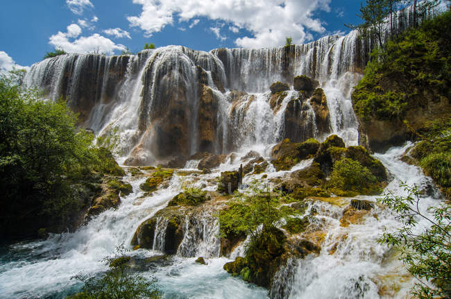 Paysage étonnant avec cascade pittoresque, Jiuzhaigou, province du Sichuan, Chine — Photo de stock