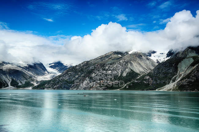 Удивительный пейзаж с заснеженными горами на Аляске — стоковое фото