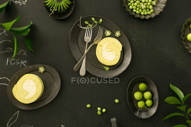 Blick von oben auf leckeres gesundes Frühstück und Blumen auf schwarzem Tisch — Stockfoto