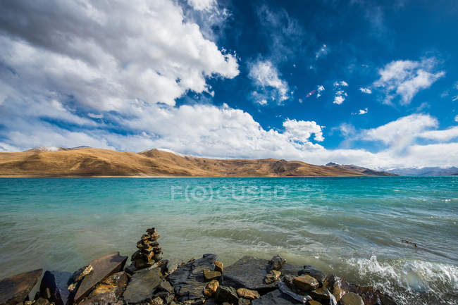 Изумительный пейзаж с живописным озером Янчжуоюн, Тибет — стоковое фото