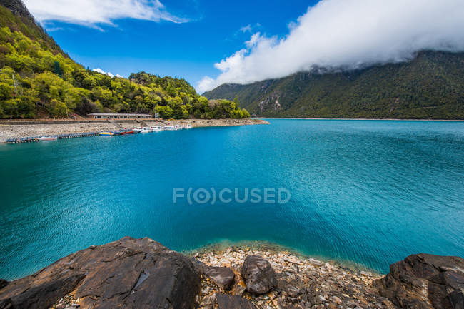 Paisagem incrível com calmo lago azul e montanhas cênicas no Tibete — Fotografia de Stock