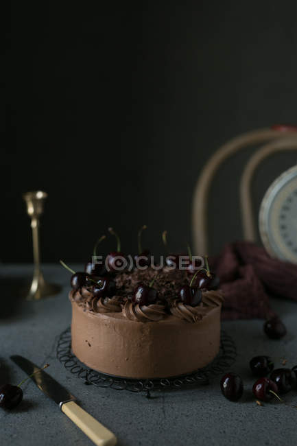 Vista de cerca de delicioso pastel de cumpleaños dulce con bayas en la superficie gris - foto de stock
