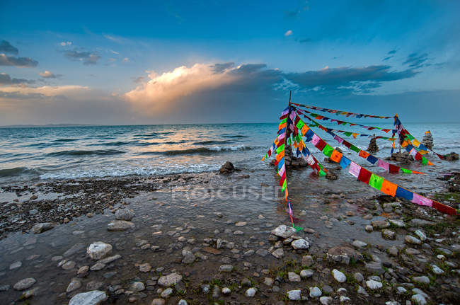 Paysage étonnant du lac Qinghai avec des drapeaux colorés sur le rivage — Photo de stock